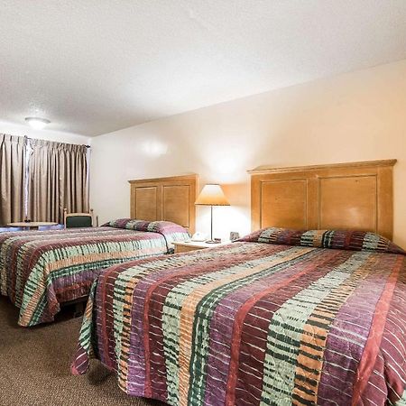 Econo Lodge Inn & Suites Kalispell - Glacier National Park Gateway Exterior photo