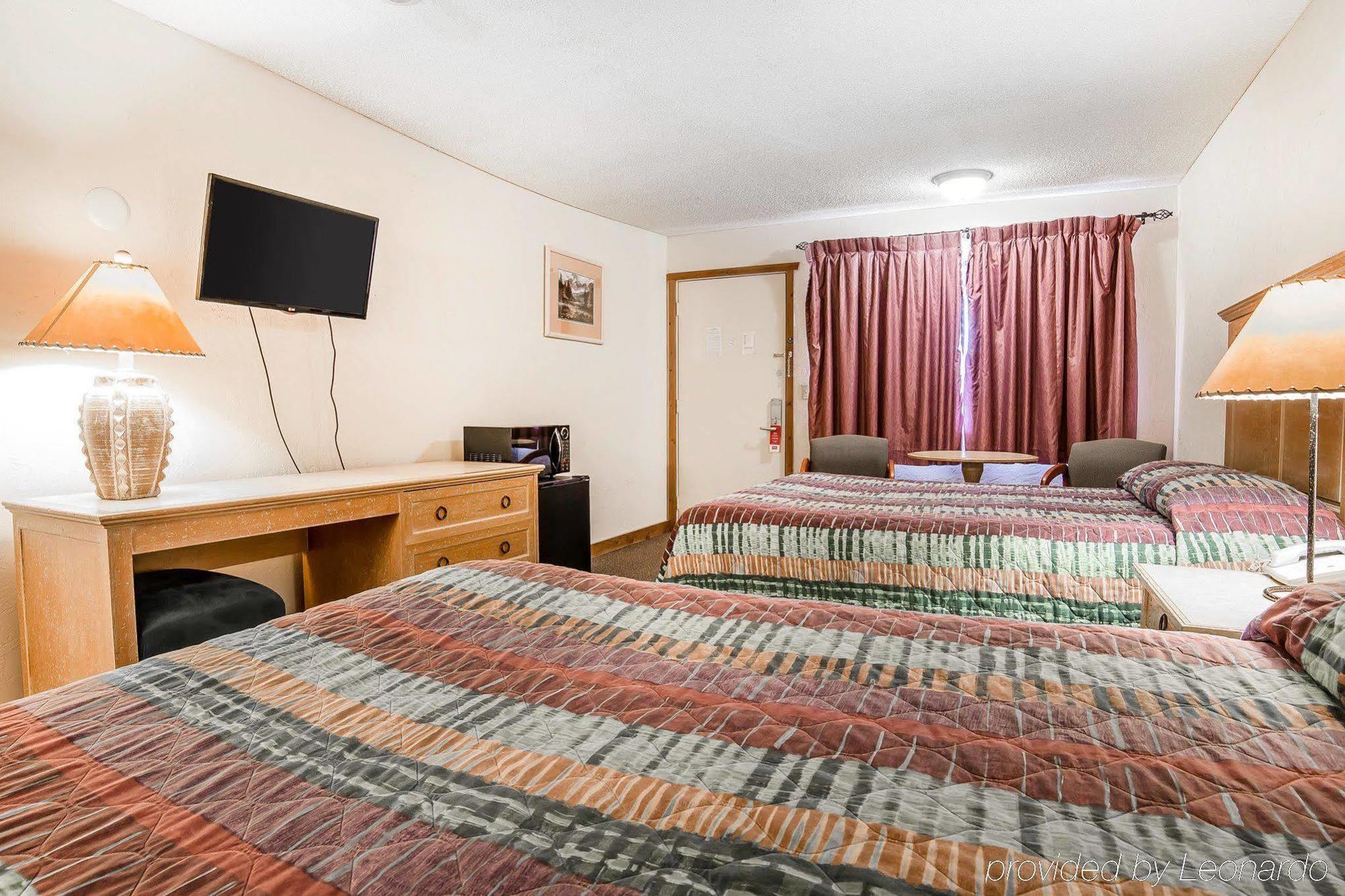 Econo Lodge Inn & Suites Kalispell - Glacier National Park Gateway Exterior photo