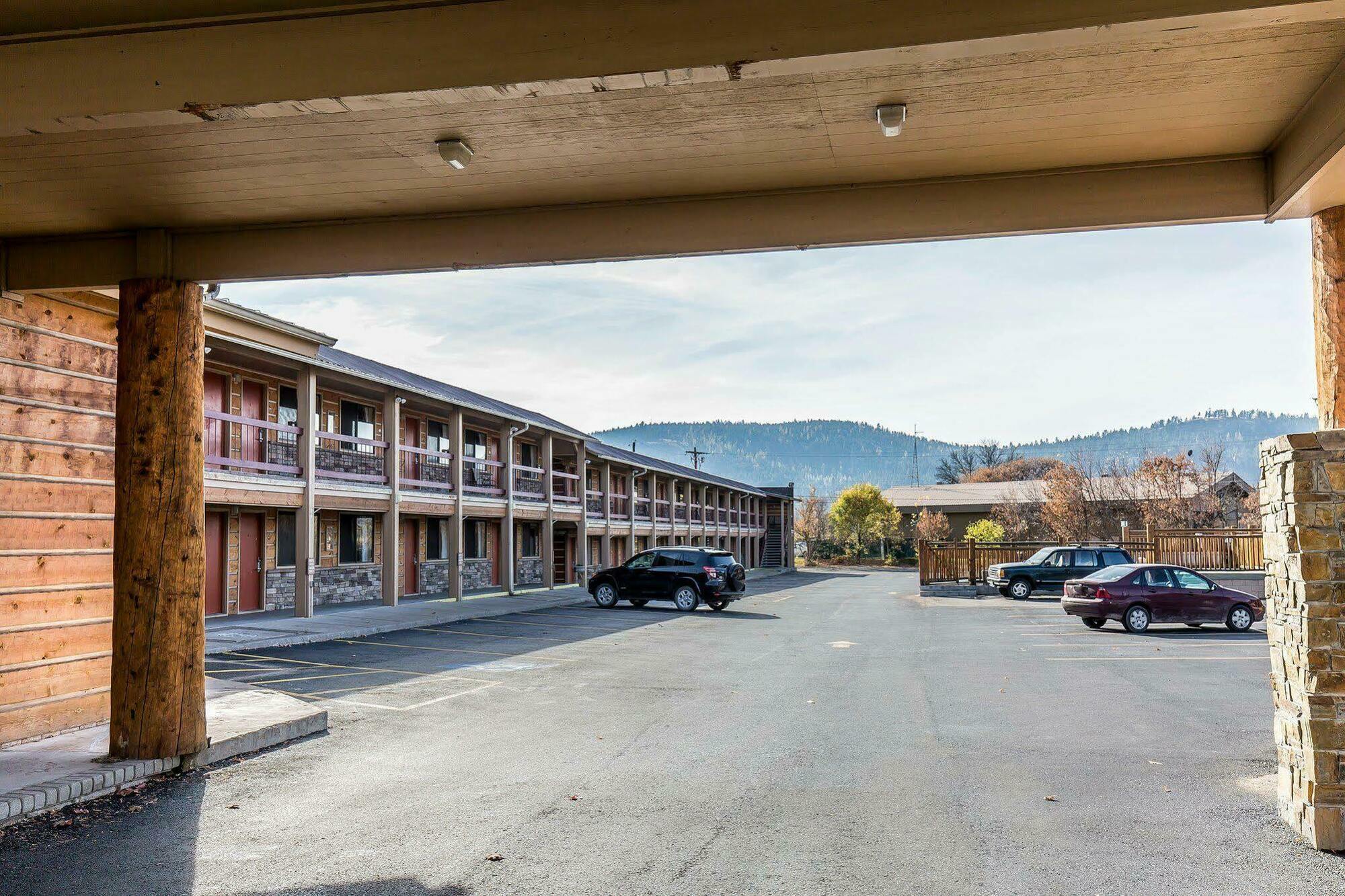 Econo Lodge Inn & Suites Kalispell - Glacier National Park Gateway Exterior photo