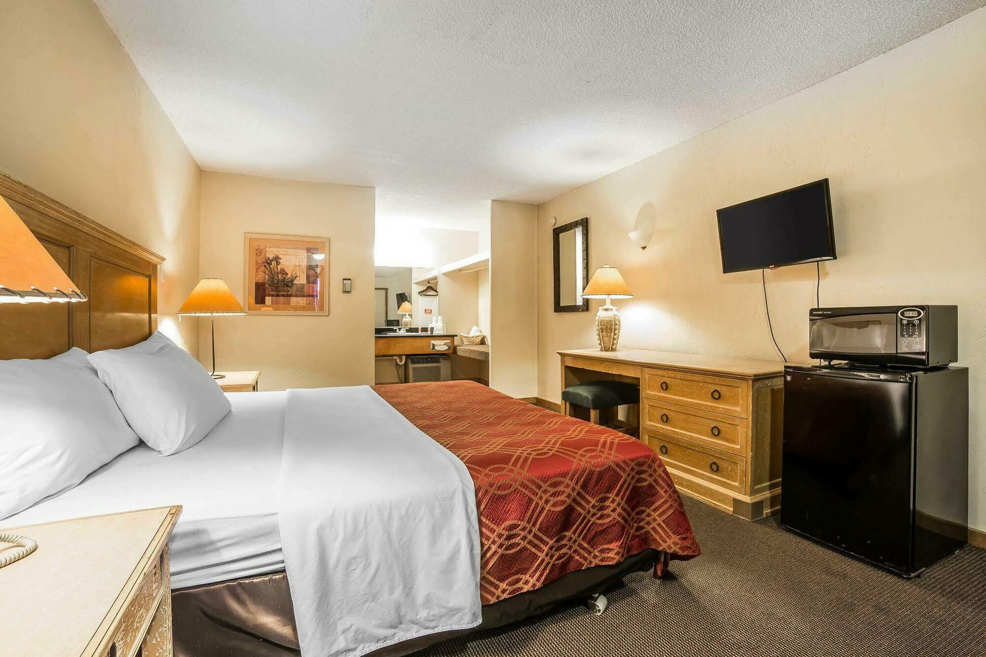 Econo Lodge Inn & Suites Kalispell - Glacier National Park Gateway Exterior photo