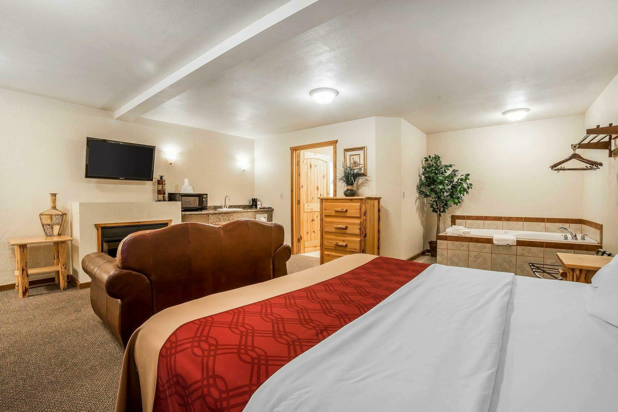Econo Lodge Inn & Suites Kalispell - Glacier National Park Gateway Exterior photo